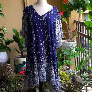 ✨NWOT Blue And White V-Neck Suzanne Betro Floral Print Dress✨